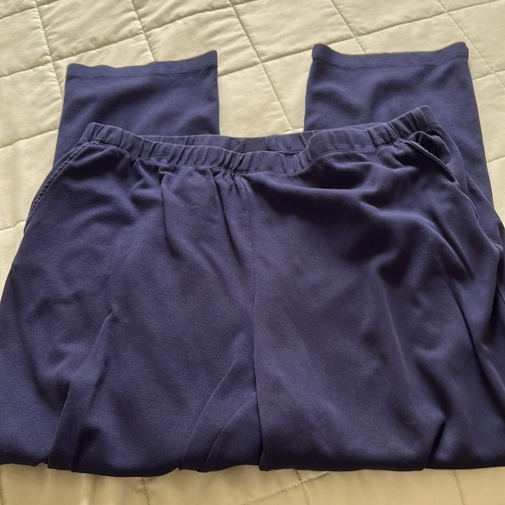 Women’s pull on knit pants in Navy.